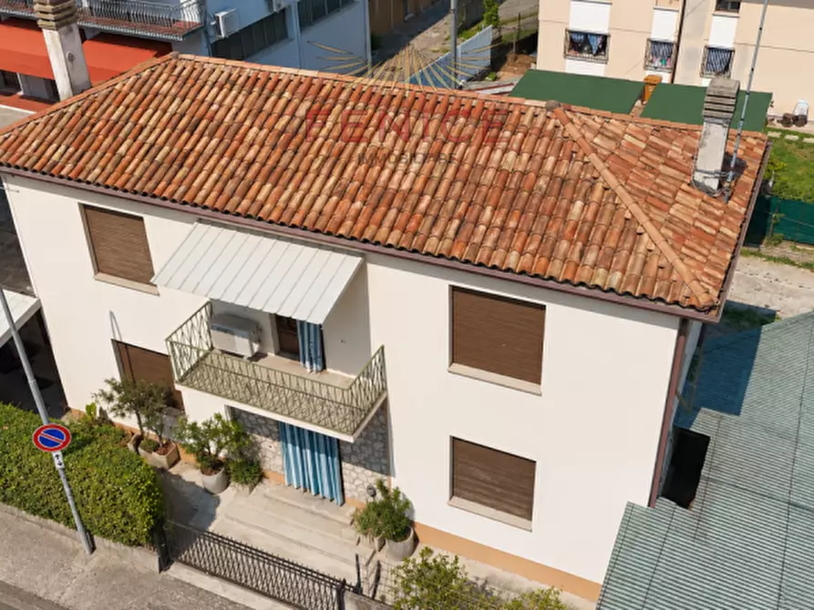 Immagine 1 di Casa indipendente in vendita  in Via Gazie 19 Montebelluna a Montebelluna