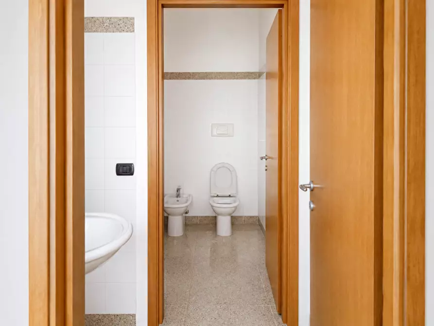 Immagine 16 di Ufficio in vendita  in Via Papa San Pio x a Acquafredda