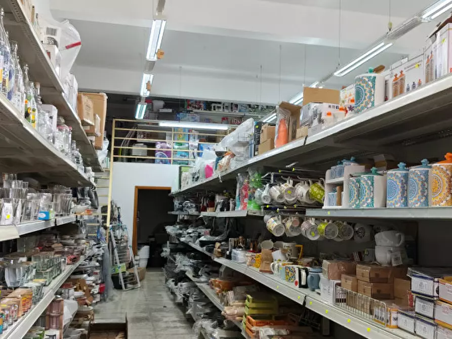 Immagine 7 di Negozio in vendita  in Via Piave a Matino