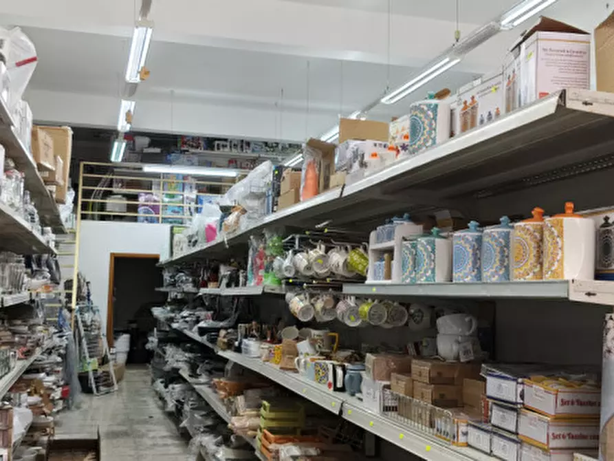 Immagine 12 di Negozio in vendita  in Via Piave a Matino