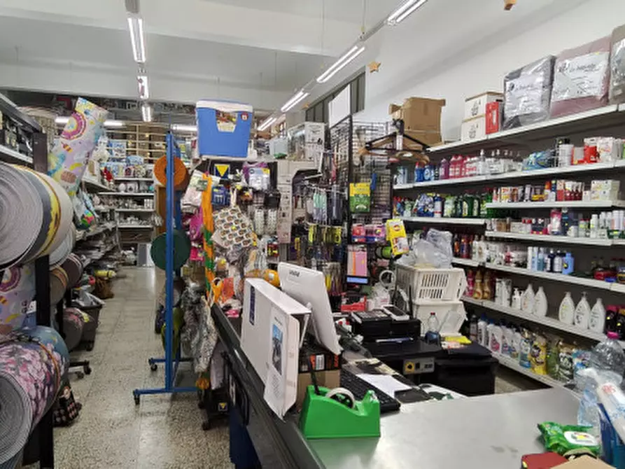 Immagine 14 di Negozio in vendita  in Via Piave a Matino