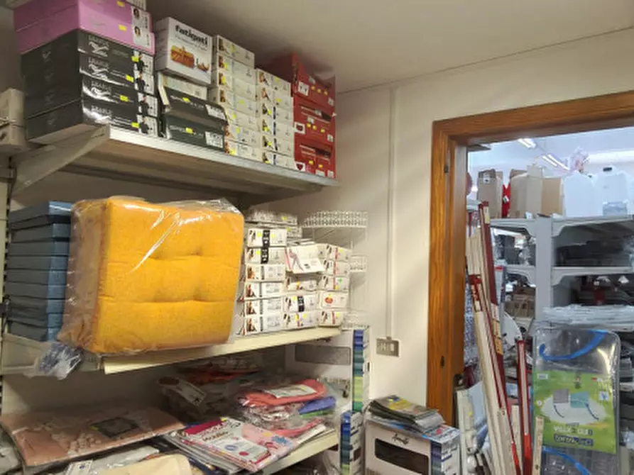 Immagine 16 di Negozio in vendita  in Via Piave a Matino