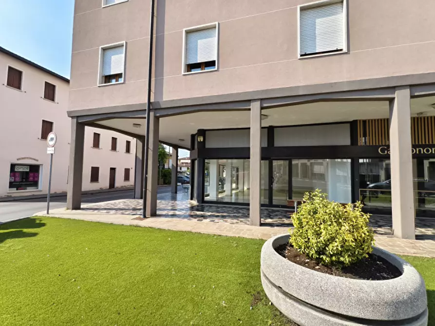 Immagine 1 di Negozio in affitto  in Via Cesare Battisti 2 a Abano Terme