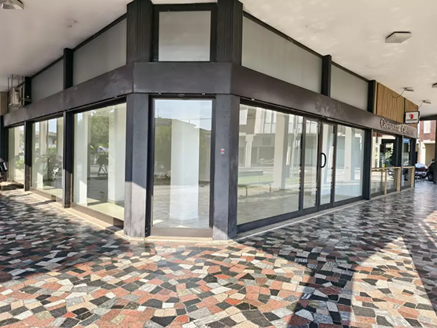 Immagine 2 di Negozio in affitto  in Via Cesare Battisti 2 a Abano Terme