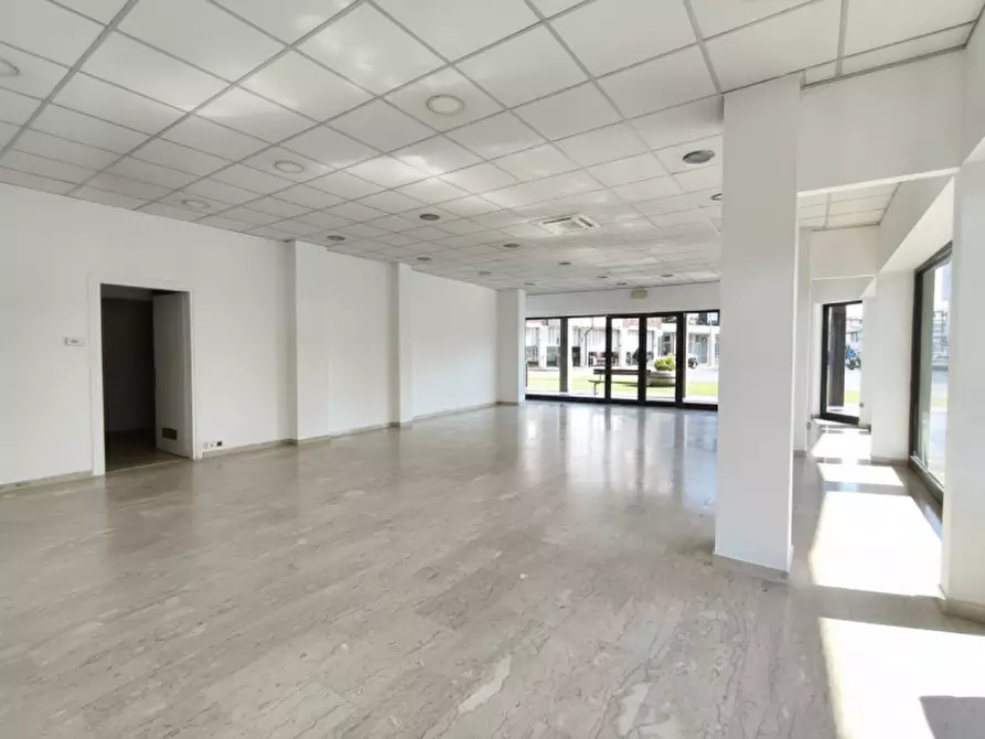 Immagine 4 di Negozio in affitto  in Via Cesare Battisti 2 a Abano Terme
