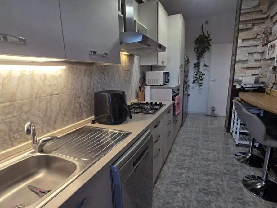 Immagine 14 di Appartamento in vendita  in Piazza Martiri della Libertà  11 a Caerano Di San Marco