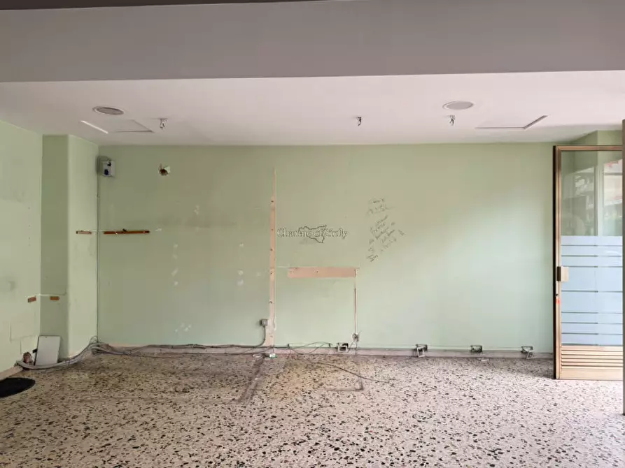 Immagine 29 di Negozio in affitto  in Viale Medaglie d'Oro a Modica