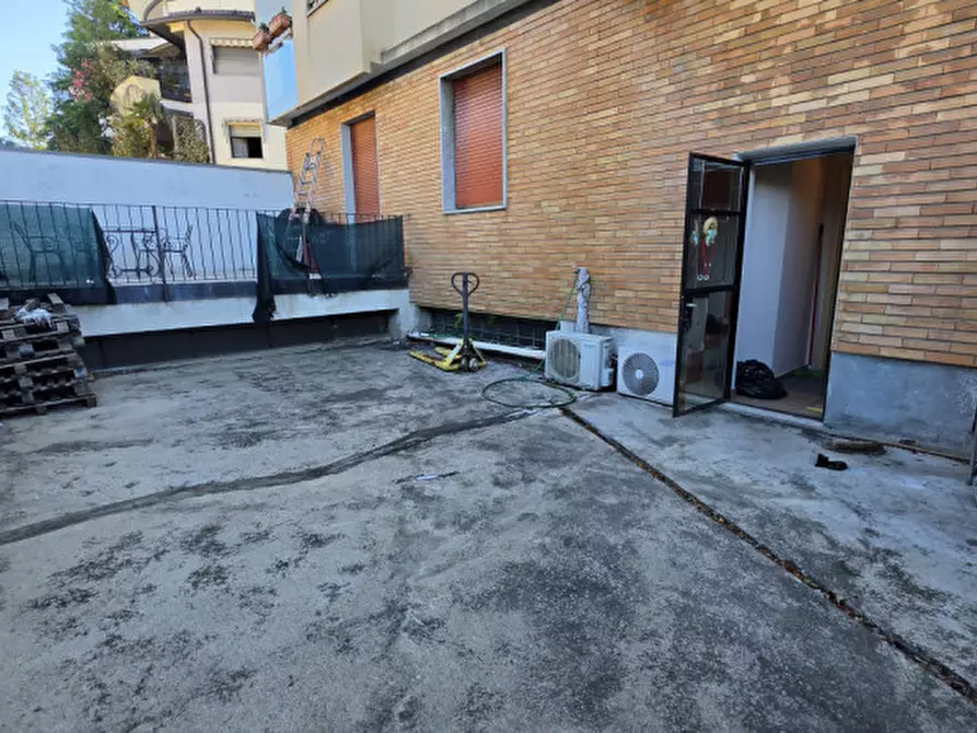 Immagine 2 di Negozio in vendita  in Via Pio x papà sarto 2 a Busto Arsizio