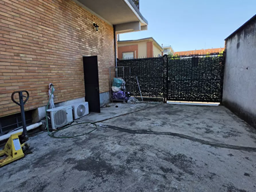 Immagine 3 di Negozio in vendita  in Via Pio x papà sarto 2 a Busto Arsizio