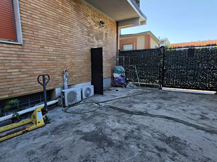 Immagine 4 di Negozio in vendita  in Via Pio x papà sarto 2 a Busto Arsizio