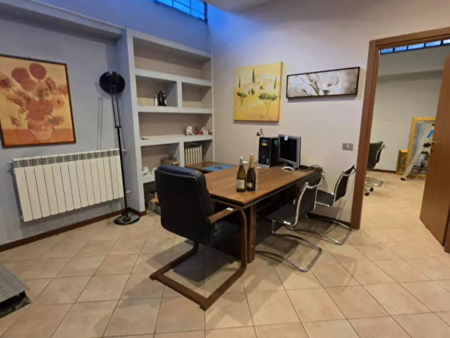 Immagine 5 di Negozio in vendita  in Via Pio x papà sarto 2 a Busto Arsizio
