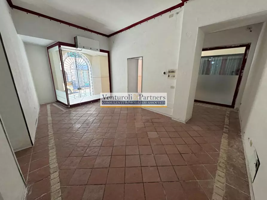 Immagine 1 di Negozio in affitto  in Via Gasparo da Salò a Salò