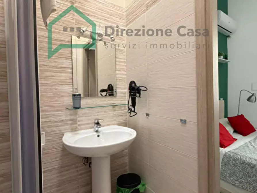 Immagine 3 di Attività commerciale in vendita  in CORSO UMBERTO I a Napoli