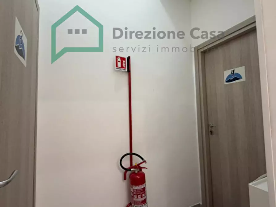 Immagine 9 di Attività commerciale in vendita  in CORSO UMBERTO I a Napoli