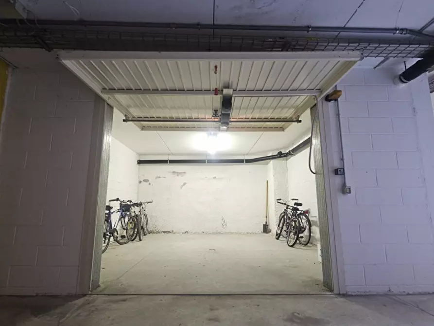 Immagine 1 di Garage in vendita  a Rimini