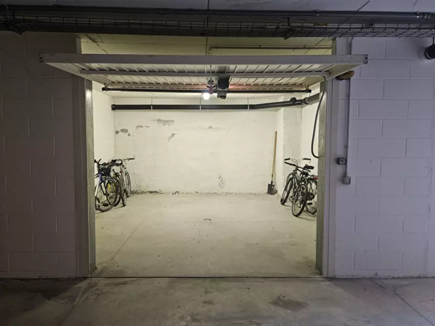 Immagine 2 di Garage in vendita  a Rimini