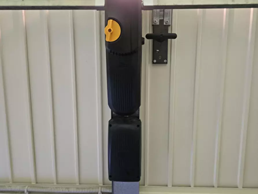 Immagine 6 di Garage in vendita  a Rimini