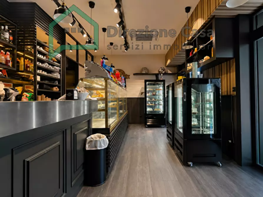 Immagine 8 di Attività commerciale in vendita  in VIA DIOCLEZIANO a Napoli