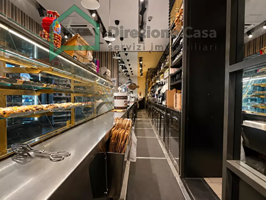 Immagine 16 di Attività commerciale in vendita  in VIA DIOCLEZIANO a Napoli