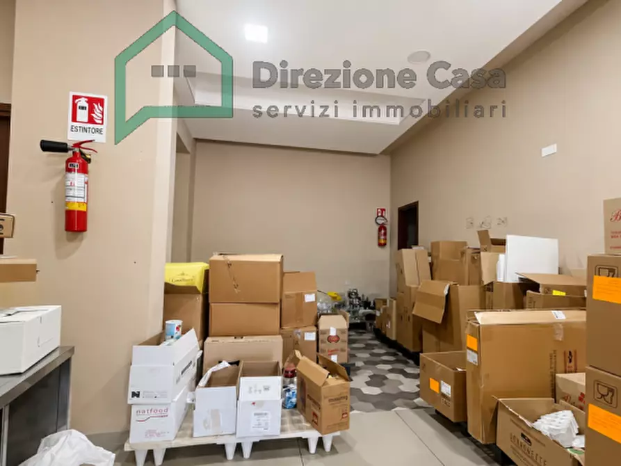 Immagine 29 di Attività commerciale in vendita  in VIA DIOCLEZIANO a Napoli