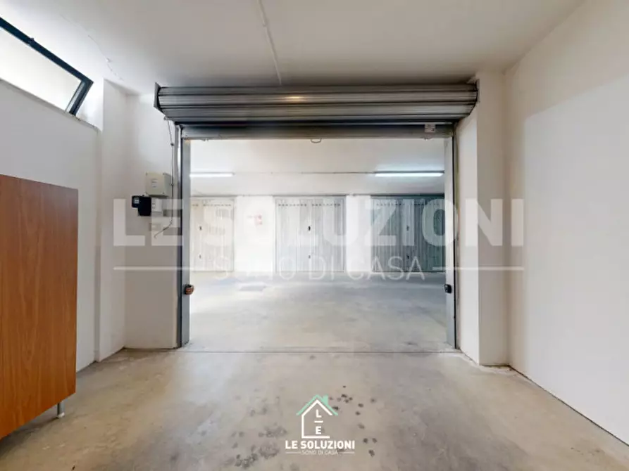 Immagine 2 di Garage in vendita  in Via Arturo Toscanini a Putignano