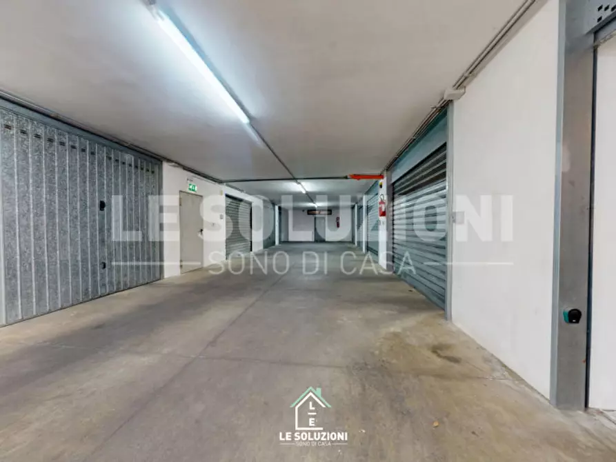 Immagine 10 di Garage in vendita  in Via Arturo Toscanini a Putignano