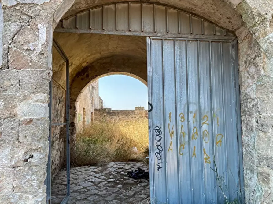 Immagine 19 di Palazzo in vendita  a Copertino