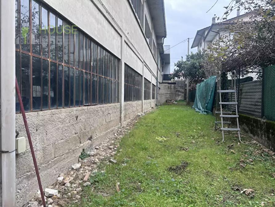 Immagine 12 di Magazzino in affitto  a Schio