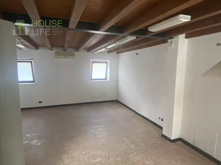 Immagine 3 di Negozio in vendita  in via Baratto a Schio