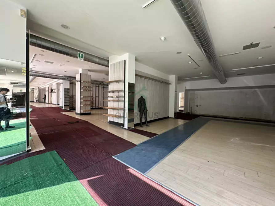 Immagine 9 di Negozio in vendita  in Via Mantovana a Verona
