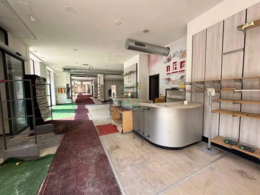 Immagine 10 di Negozio in vendita  in Via Mantovana a Verona