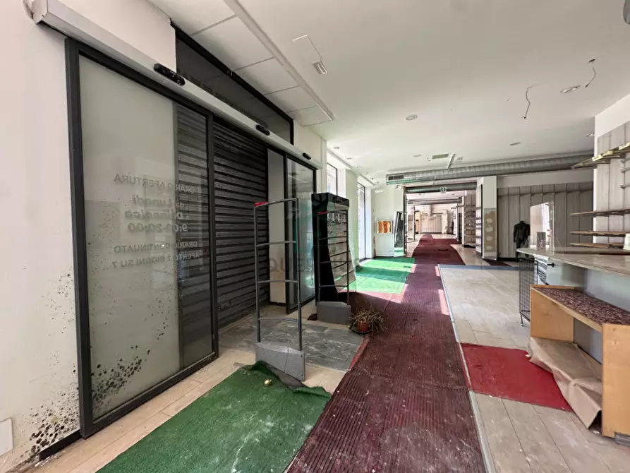 Immagine 11 di Negozio in vendita  in Via Mantovana a Verona