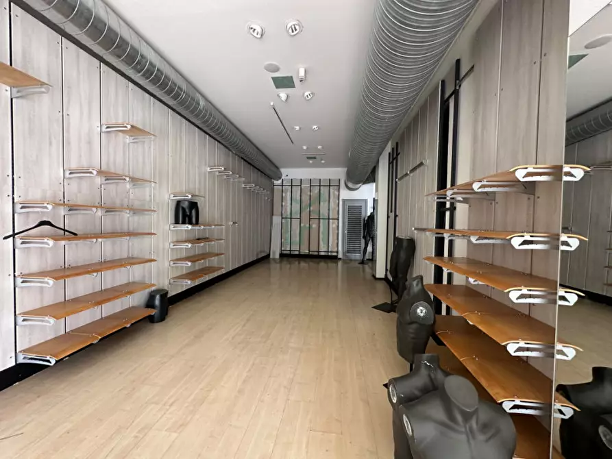 Immagine 13 di Negozio in vendita  in Via Mantovana a Verona