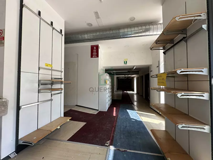 Immagine 14 di Negozio in vendita  in Via Mantovana a Verona