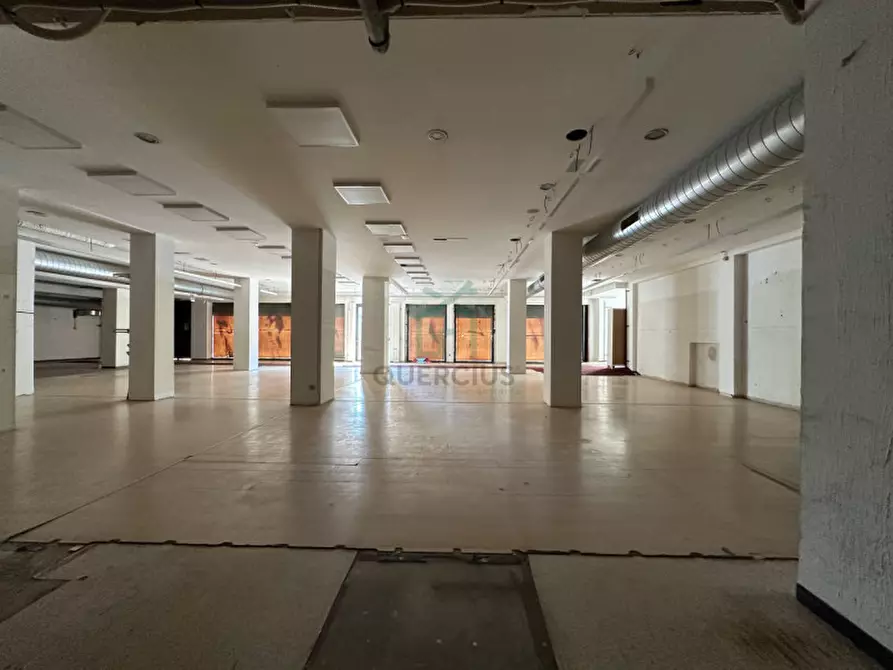 Immagine 21 di Negozio in vendita  in Via Mantovana a Verona