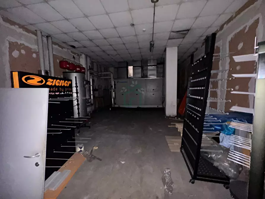 Immagine 23 di Negozio in vendita  in Via Mantovana a Verona
