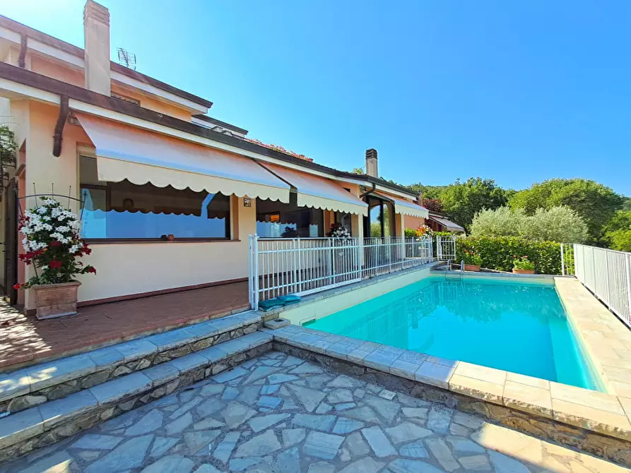 Immagine 1 di Villa in vendita  a Magione