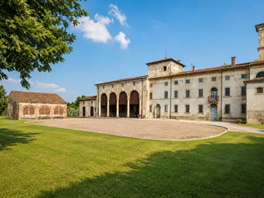 Immagine 2 di Villa in vendita  in via madonna 25 a Erbé