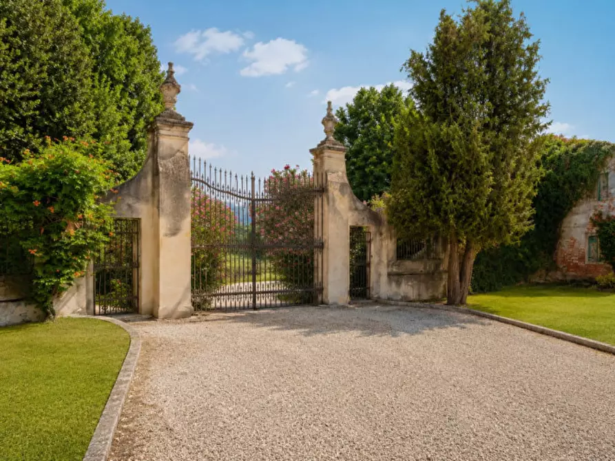 Immagine 8 di Villa in vendita  in via madonna 25 a Erbé