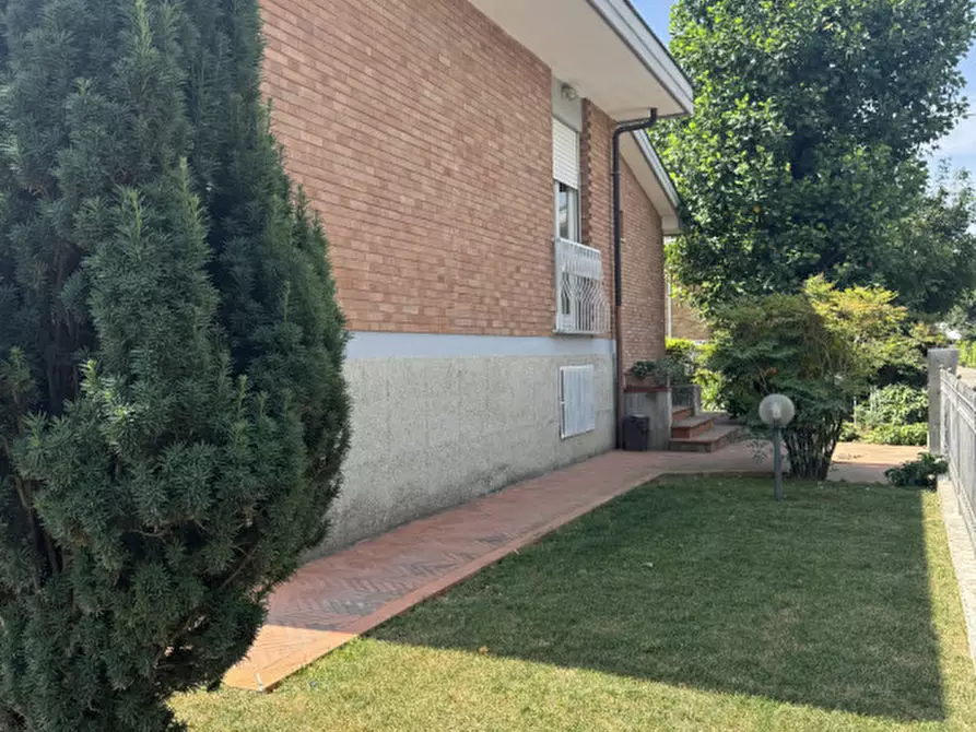 Immagine 9 di Villa in vendita  in Strada Castelgherlone 30 a Alba