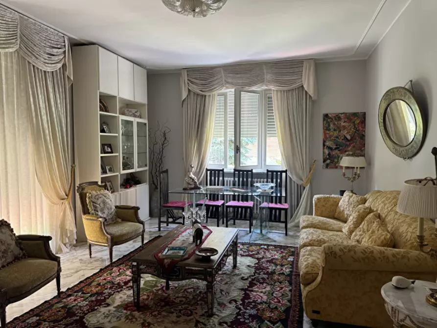 Immagine 15 di Villa in vendita  in Strada Castelgherlone 30 a Alba