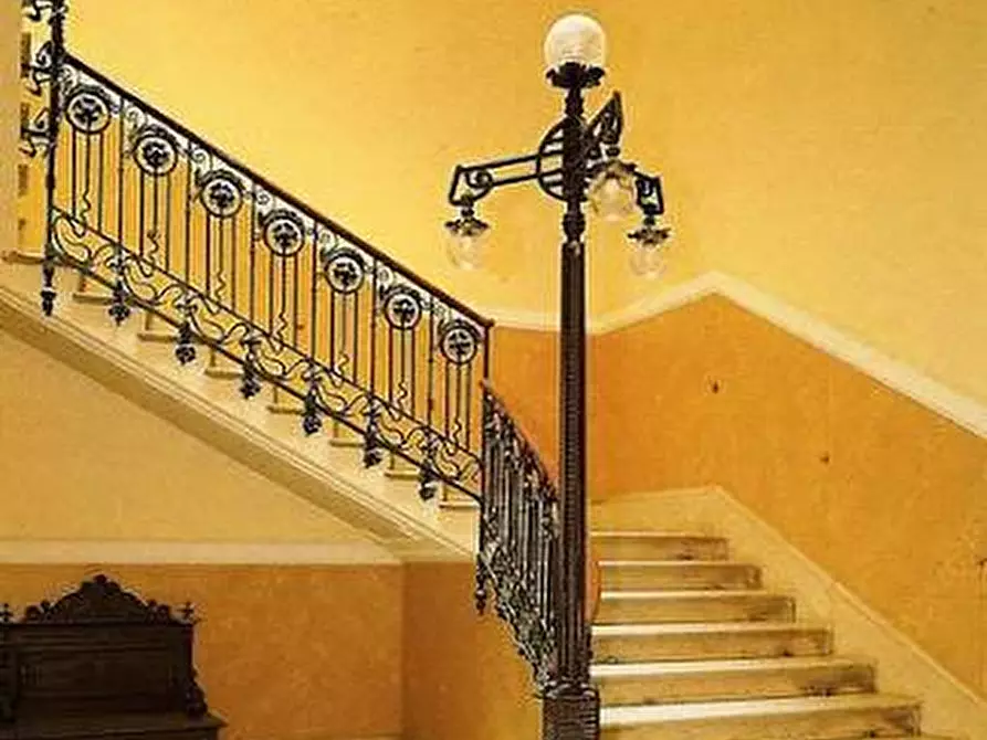 Immagine 1 di Palazzo in vendita  in Via Fusinato a Padova