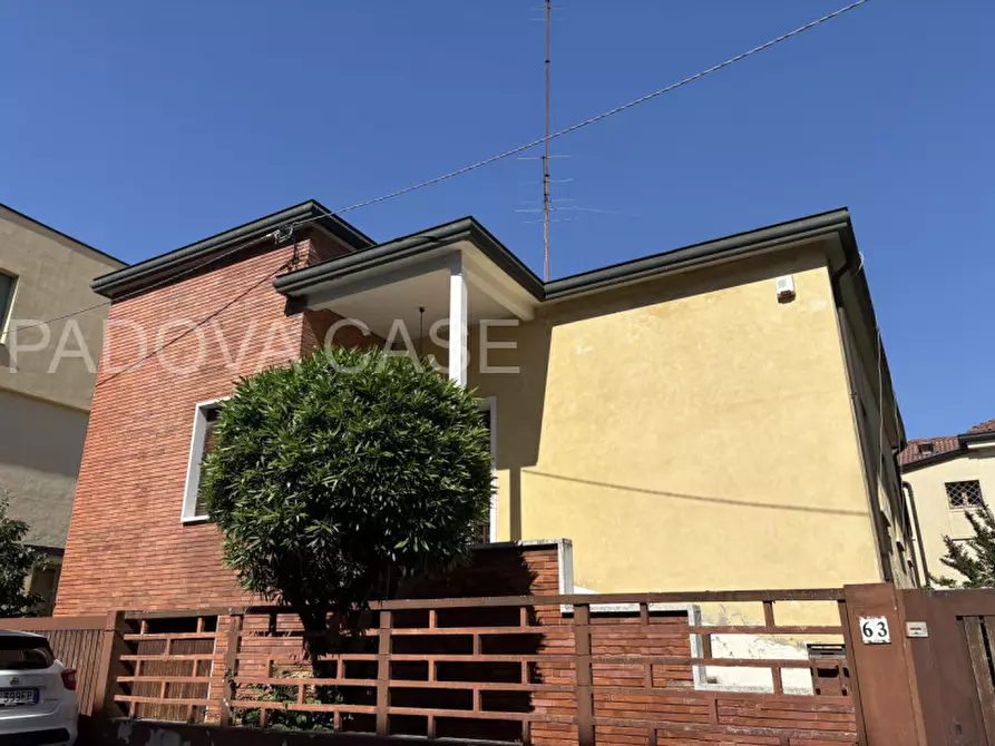 Immagine 1 di Casa indipendente in vendita  in via san massimo a Padova