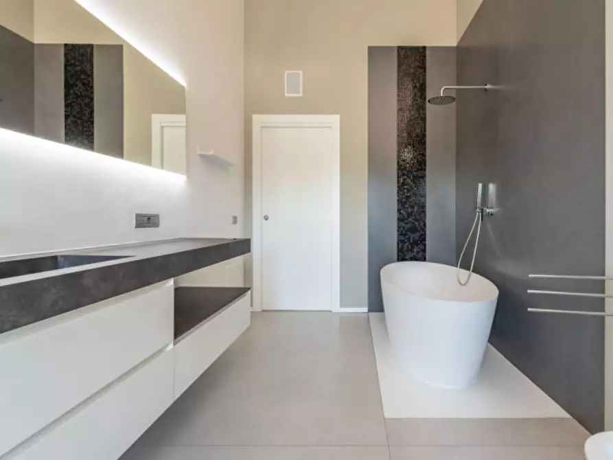 Immagine 13 di Villa in vendita  in Via Trento 57 a Cassano Magnago