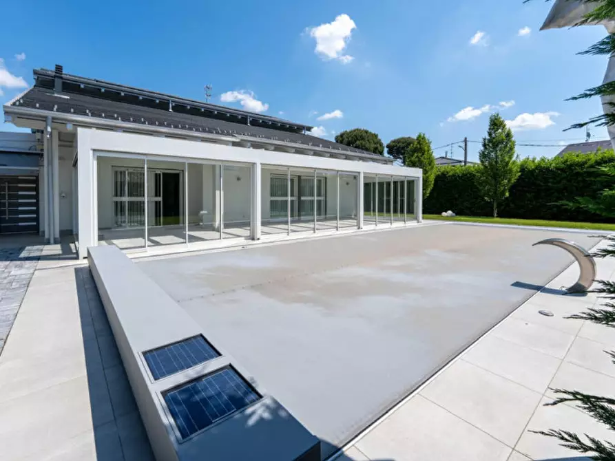 Immagine 40 di Villa in vendita  in Via Trento 57 a Cassano Magnago
