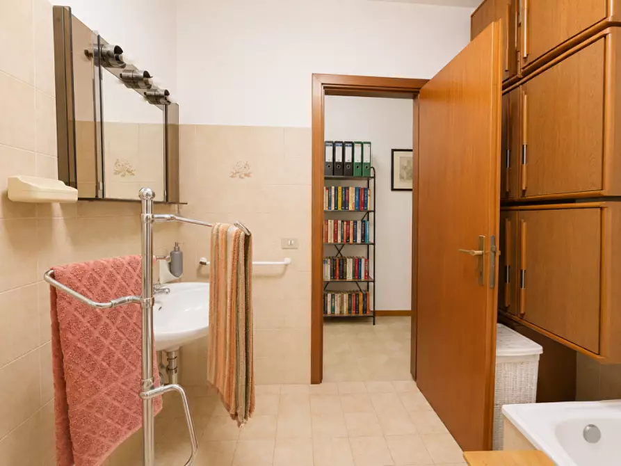 Immagine 11 di Appartamento in vendita  a Senigallia