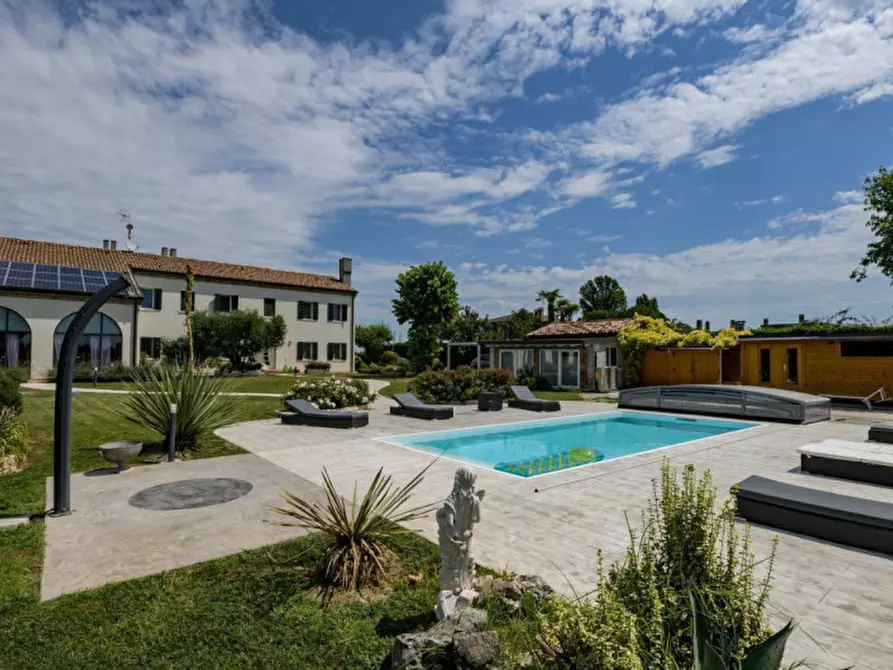 Immagine 1 di Villa in vendita  in Via San Marco a Jesolo