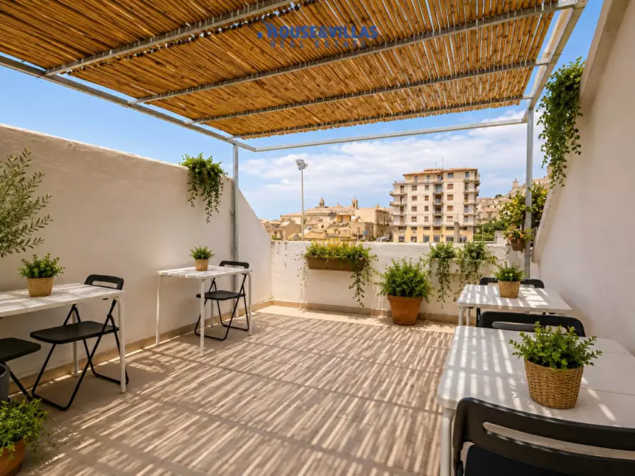 Immagine 1 di Bed & Breakfast in vendita  in Via Angelo Cavarra a Noto