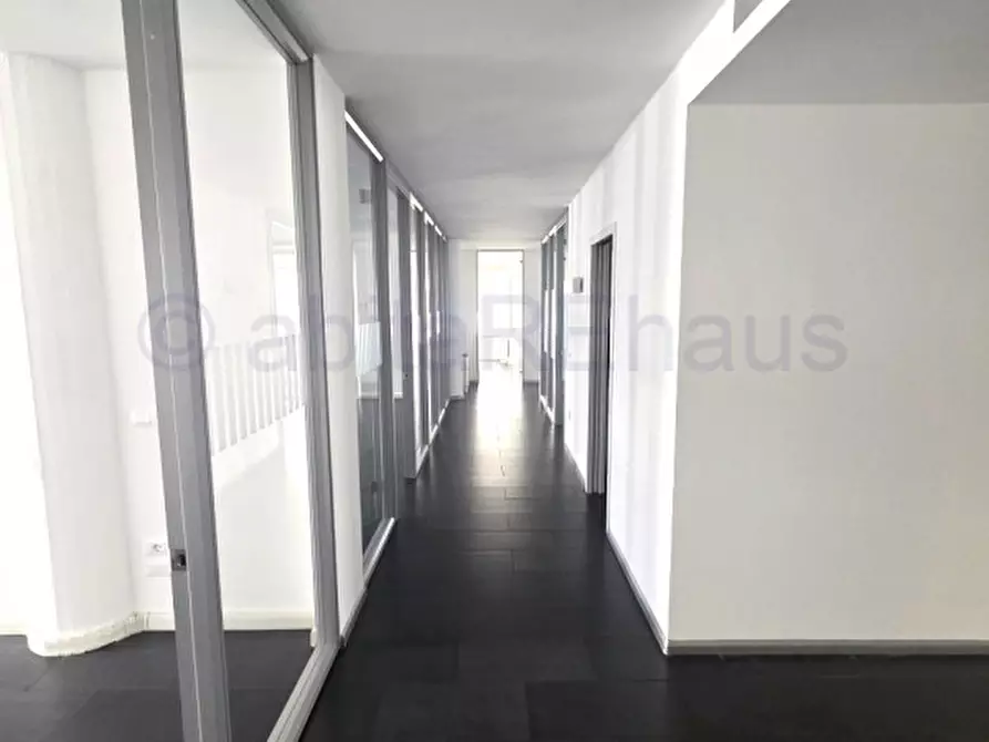 Immagine 4 di Ufficio in affitto  in Via Francesco Crispi - Francesco-Crispi-Straße a Bolzano