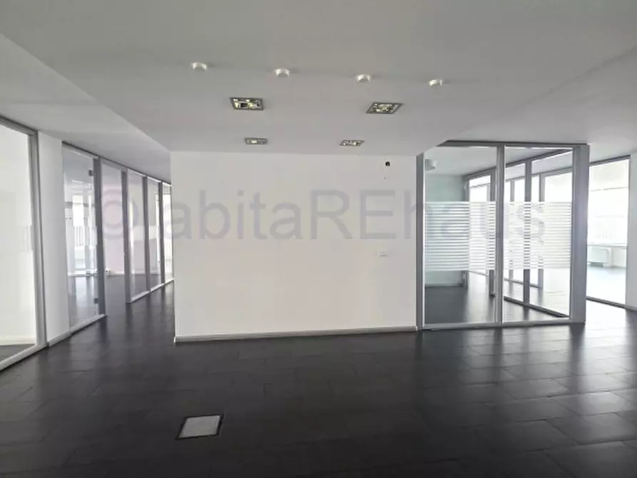 Immagine 17 di Ufficio in affitto  in Via Francesco Crispi - Francesco-Crispi-Straße a Bolzano